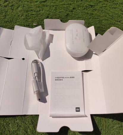 תכולת האריזה של ה- Xiaomi Mi AirDots