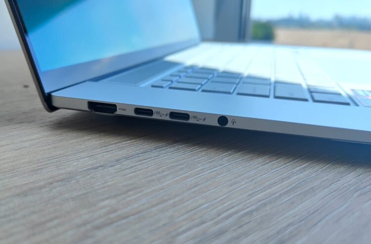 ה- Zenbook S 16 מציע כמות מרשימה של חיבורים מתקדמים